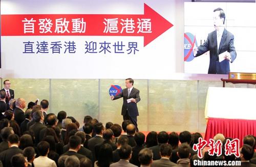 香港回归20年，中央政府推出系列措施支持香港经济金融稳步发展。2003年以来，中央政府先后推出《内地与香港关于建立更紧密经贸关系的安排》(CEPA)及系列补充协议、内地居民赴香港“个人游”、开放人民币业务、推动国企到港上市、沪港通、深港通等惠港政策，为香港经济发展提供了强劲动力。在民生方面，内地省市为香港运送“数量足、质量优、价格平”的食品。 <a target='_blank' href='http://www.chinanews.com/'>中新社</a>记者 洪少葵 摄