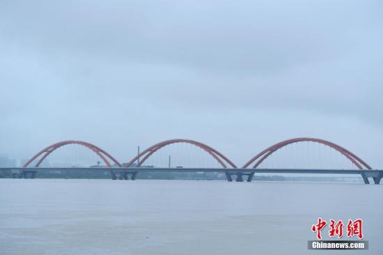 6月30日,洪水淹没了长沙三汊矶大桥大部分桥墩。当日,连日降雨致湖南湘江长沙段水猛涨,据长沙水文站监测数据显示,截止30日16时,湘江长沙段水位涨至37.57米,超警戒水位1.57,直逼1998年历史最高水位39.18米。 <a target='_blank' href='http://www.chinanews.com/'>中新社</a>记者 杨华峰 摄 6月30日,洪水淹没了长沙三汊矶大桥大部分桥墩。当日,连日降雨致湖南湘江长沙段水猛涨,据长沙水文站监测数据显示,截止30日16时,湘江长沙段水位涨至37.57米,超警戒水位1.57,直逼1998年历史最高水位39.18米。 <a target='_blank' href='http://www.chinanews.com/'>中新社</a>记者 杨华峰 摄