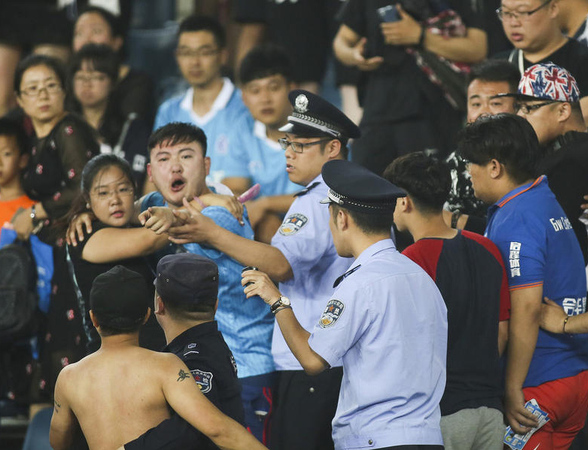中甲球迷爆发冲突2