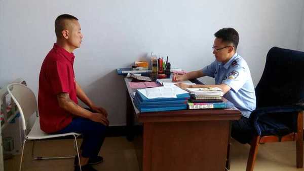 戒毒所民警与少数民族戒毒人员谈心