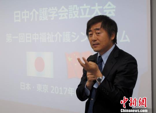 中国侨网图为杨克俭在成立会上致辞。　王健　摄