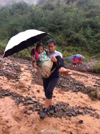 校长送学生过河
