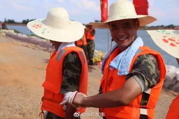 抗洪官兵伙食曝光 网友:就该这样而不是啃冷馒头