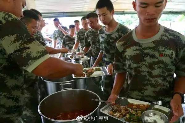 抗洪官兵伙食曝光 网友:就该这样而不是啃冷馒头