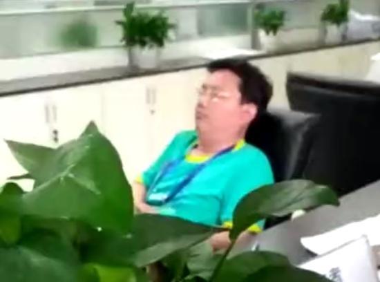 政府工作人员上班闭目养神
