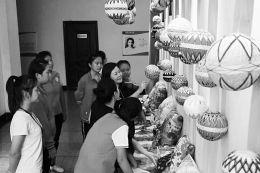 学生们用废旧物品做成的工艺品