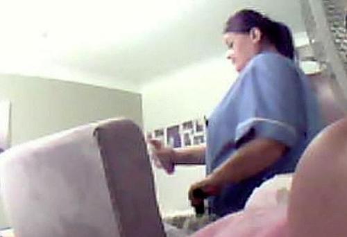 英护理员朝痴呆老人脸上喷清香剂被控虐待