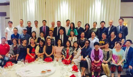 中国侨网筹委会成员和部分会员合影。（纽约《侨报》）
