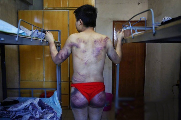 男子见女网友遭拘禁2