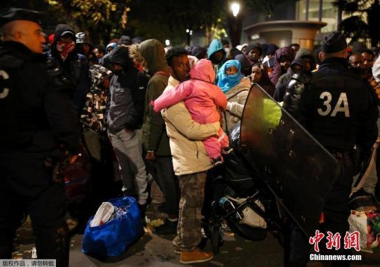 资料图：法国警方对巴黎市内东北部的移民帐篷营地进行疏散和清除。