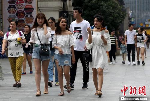 资料图：武汉某步行街上的民众。<a target='_blank' href='http://www.chinanews.com/'>中新社</a>记者 张畅 摄