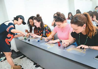中国侨网图为中国艺术课上,国际学生学习制作皮影。