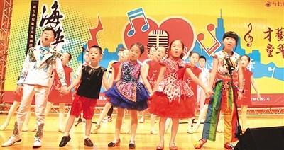 中国侨网大陆小朋友们在记者会上表演合唱《同一首歌》。 王平摄