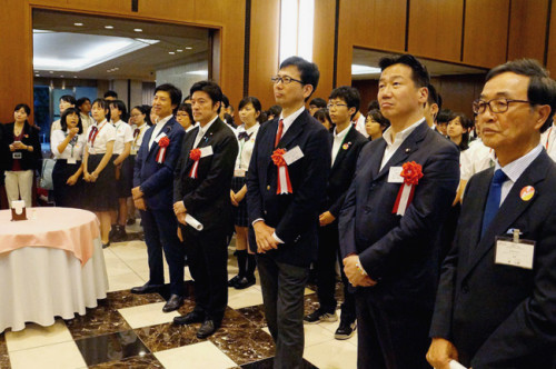 与会嘉宾参观。(日本《中文导报》)
