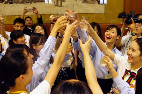 中日青年共举杯。(日本《中文导报》)