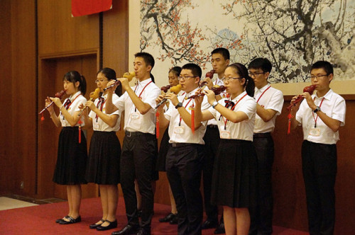 中国同学带来葫芦丝吹奏表演。(日本《中文导报》)
