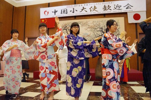 日本同学带来和服展示表演。(日本《中文导报》)