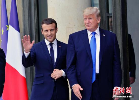 美国总统特朗普13日抵达法国首都巴黎，对法进行正式访问。法国总统马克龙在荣军院广场为特朗普举行欢迎仪式，两人随后在爱丽舍宫举行工作会谈。特朗普受邀将于14日出席在巴黎香榭丽舍大道举行的法国国庆日阅兵仪式。图为马克龙（左）和特朗普在爱丽舍宫举行工作会谈。

<a target='_blank' href='http://www.chinanews.com/'>中新社</a>记者 龙剑武 摄