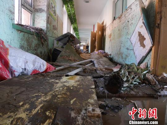 杂物堆满走廊 苍雁 摄