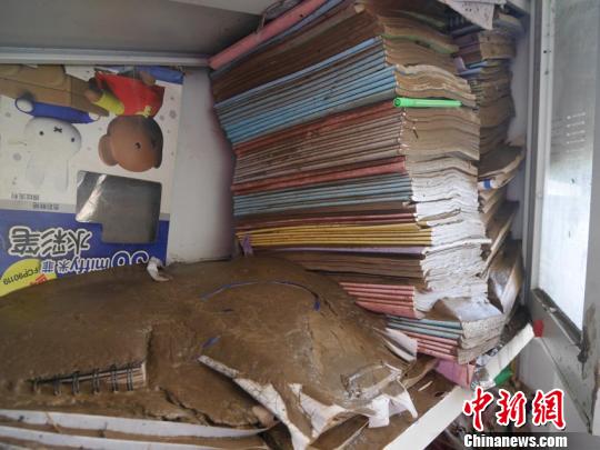 书本被淤泥覆盖 苍雁 摄
