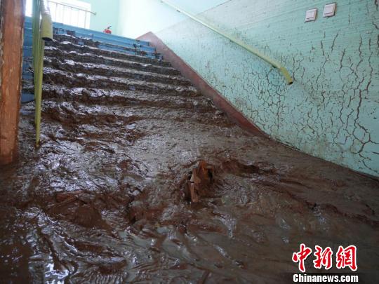 学校积有厚厚的淤泥 苍雁 摄