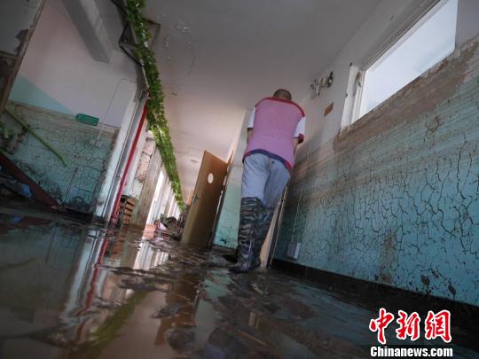 王丽英和同事不停地清淤，希望早日接回孩子。　苍雁 摄