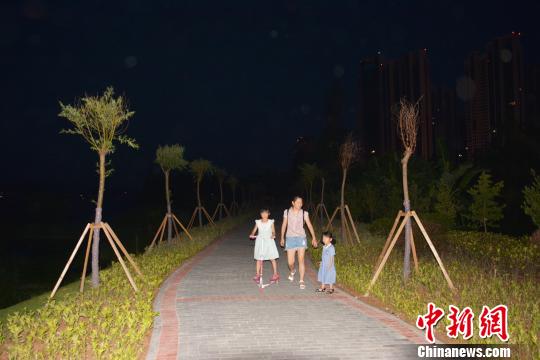 图为在附近栈道散步的市民。　叶茂 摄