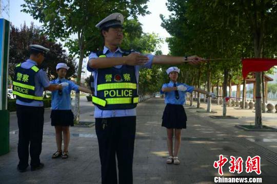 成安县二中学生学习交通指挥手势。　孔令勋 摄