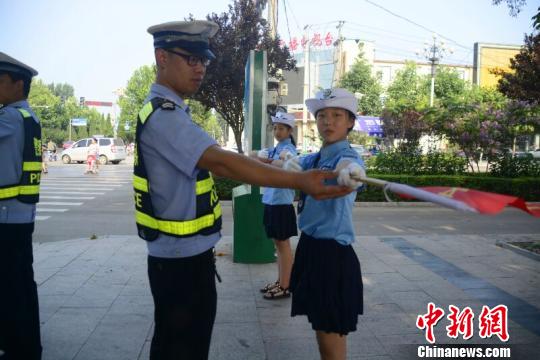 成安县二中学生在交警指导下学习交通指挥。　孔令勋 摄