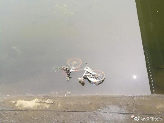 北京护城河水位降低 近百辆共享单车现河床