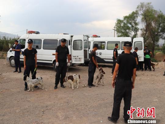 警方出动警犬搜寻被害人尸体。 警方供图 摄 警方出动警犬搜寻被害人尸体。 警方供图 摄