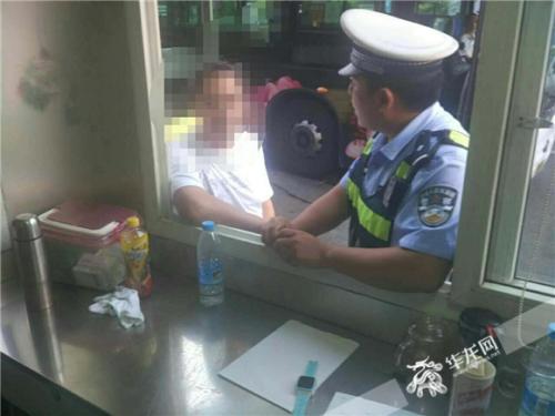 民警面前,失主认为自己的怀疑不是没有道理。沙坪坝警方供图 华龙网发 点击进入下一页