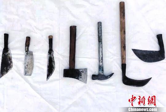 兴义布依族铁匠打制的铁具。　兴轩 摄