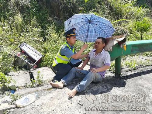 男子疲劳驾驶上演空中飞车 冲出高速7米多高