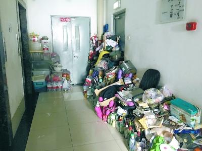 在后现代城小区，老人捡来的废品堆满了楼道。