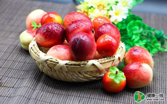 多吃桃子李子能防糖尿病