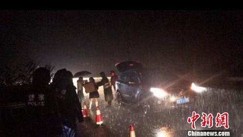 相关部门连夜展开营救处置(宝兴宣传部 供图)