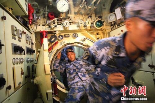 探秘潜艇兵水下生活：洗澡、吃蔬菜很奢侈