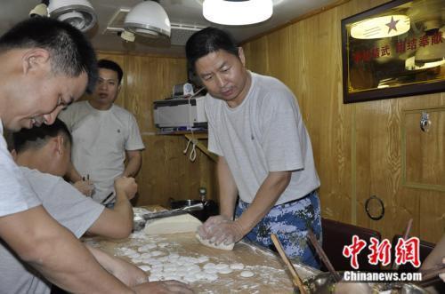 探秘潜艇兵水下生活：洗澡、吃蔬菜很奢侈