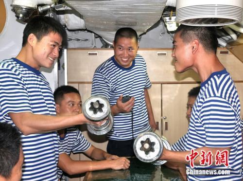 探秘潜艇兵水下生活：洗澡、吃蔬菜很奢侈
