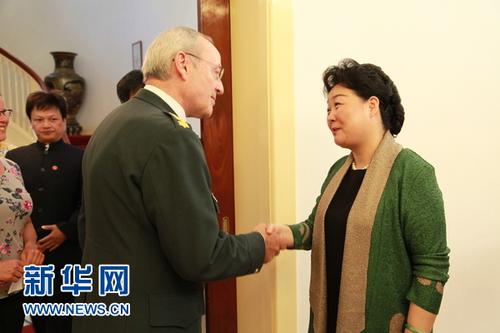 中国侨网中国驻丹麦大使邓英（右）与来宾交谈。