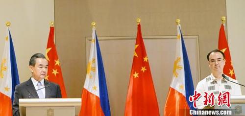 中国侨网中国外交部长王毅25日在马尼拉同菲律宾外长卡耶塔诺共同会见记者时表示,作为菲律宾最大的邻国,中国愿在菲律宾国家发展振兴的道路上,做最真诚和最持久的合作伙伴。 关向东 摄