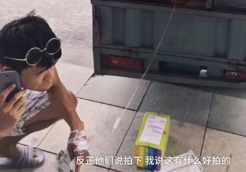 快递小哥边打点滴边送快递2