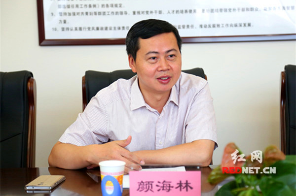 湖南省第八批援疆工作队总领队、前方指挥部指挥长、吐鲁番市委副书记颜海林介绍援疆工作开展情况。