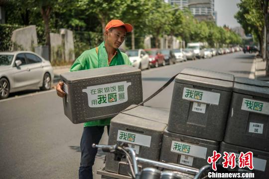 上海连日高温净菜“配送小哥”坚守“最后一公里”