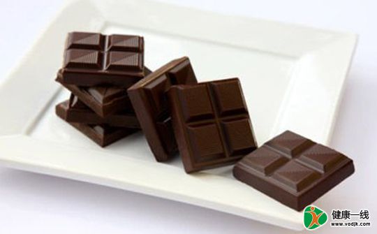 白领吃黑巧克力减压抗疲劳