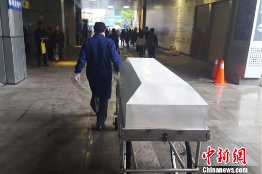 图为吴光荣拉运遗体。　王刚 摄