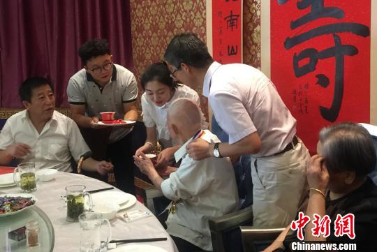 图为大家为老人敬茶。　刘玉桃 摄