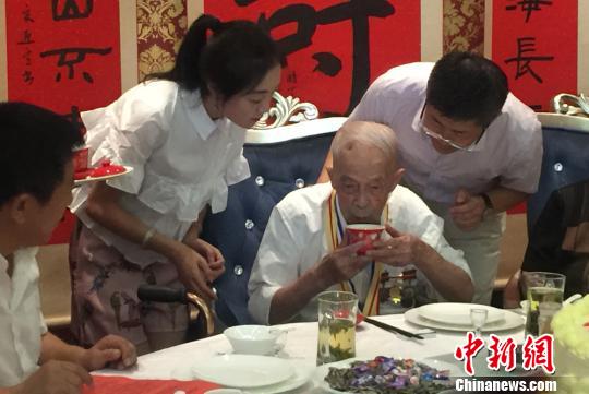 图为大家为老人敬茶。　刘玉桃 摄