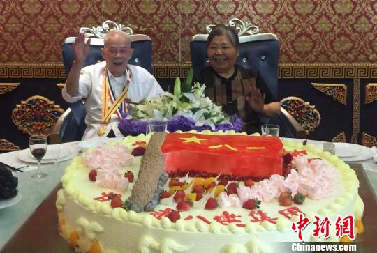 图为曹才保和妻子听大家唱生日歌。　刘玉桃 摄